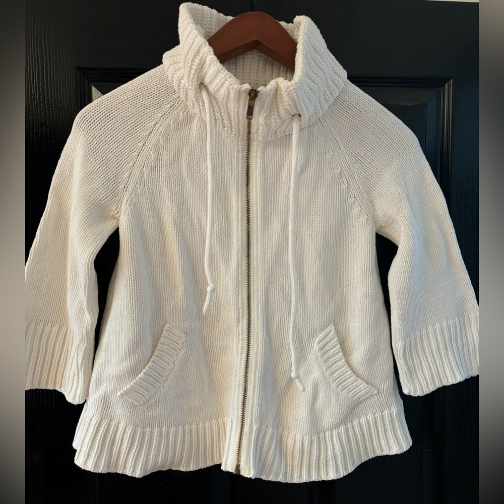 Maternity cropped white cotton sweater with zipper.